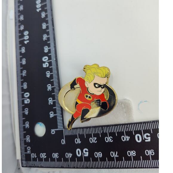 Disney Pixar Incredibles Enamel Pin Dash - Picture 7 of 7